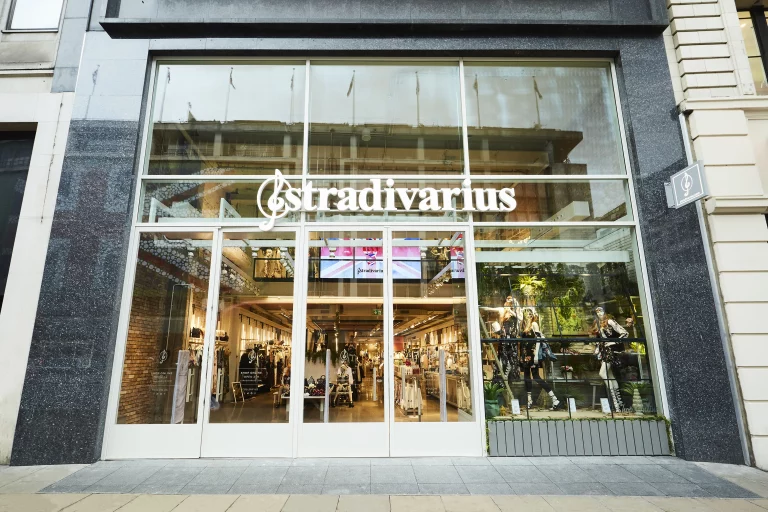 Stradivarius tiene la cazadora noventera más económica para estrenar este otoño