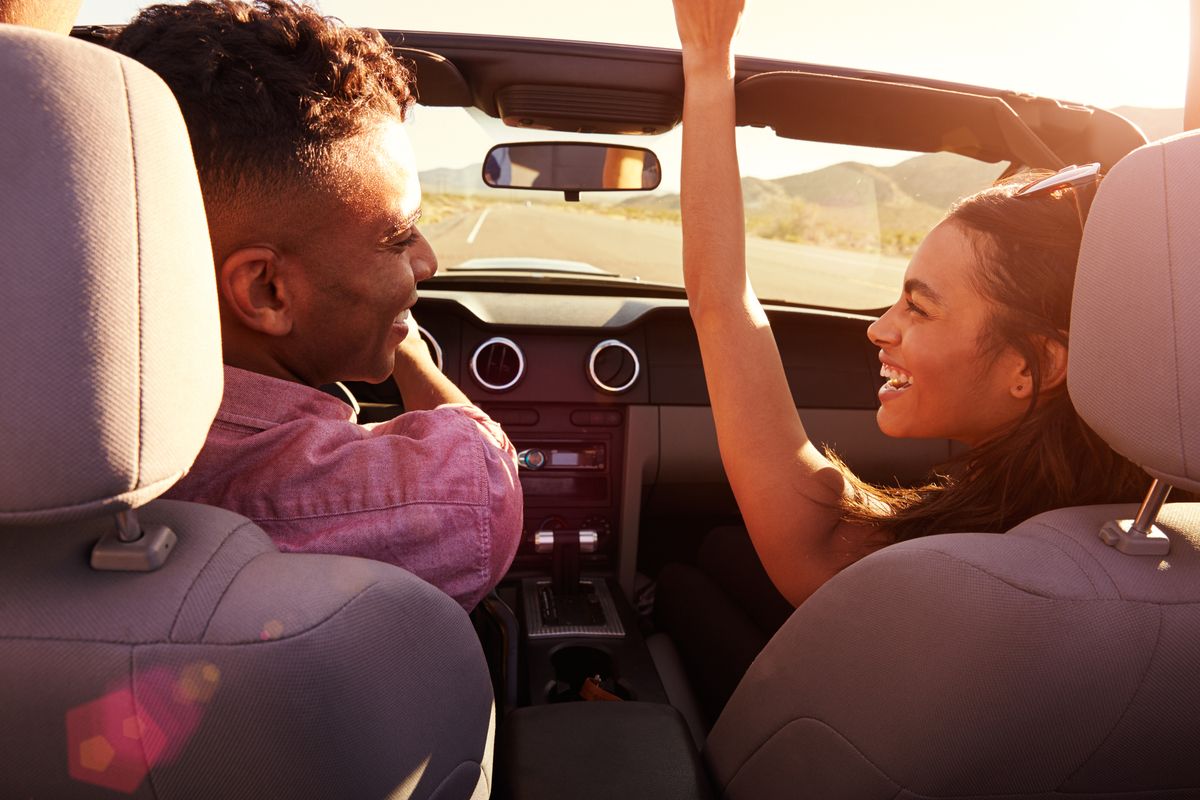 Viajar aporta mucho más que conocer nuevos lugares: estos son sus beneficios psicológicos 1 THEME CAR DRIVING PEOPLE COUPLE FRIENDS TRAVEL ROAD TRIP shutterstock portfolio 358230053 Universal Within usage period 80749