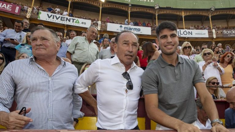 Carlos Alcaraz se va a los toros y sus seguidores arremeten contra él