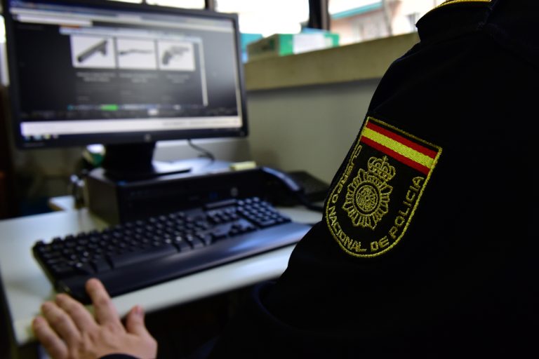 Juzgan a un vecino de Ribeira (A Coruña) por posesión y distribución de pornografía infantil