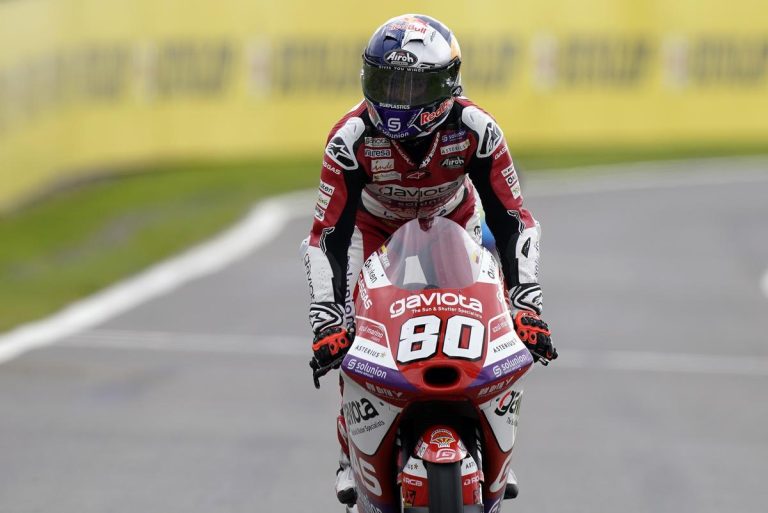 El colombiano David Alonso repite triunfo en Moto3 y aprieta el Mundial