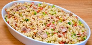 El error que deja la ensalada de pasta sin sabor: la chef Clare de Boer explica por qué hay que aliñarla en caliente