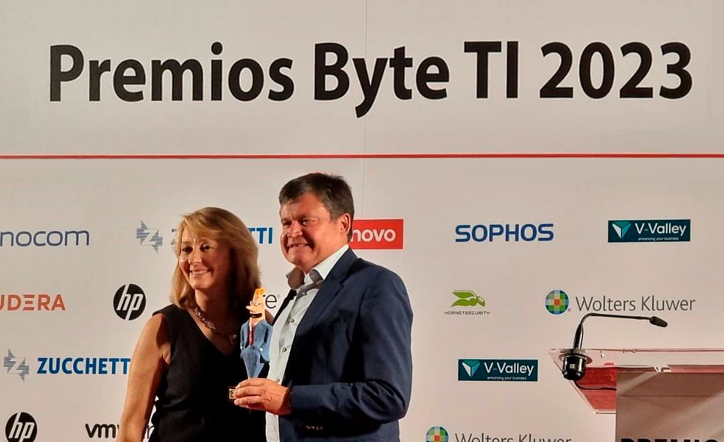 Solmicro ERP recibe el Premio al Mejor Software de Gestión Empresarial 88 foto premios byte2023 justino