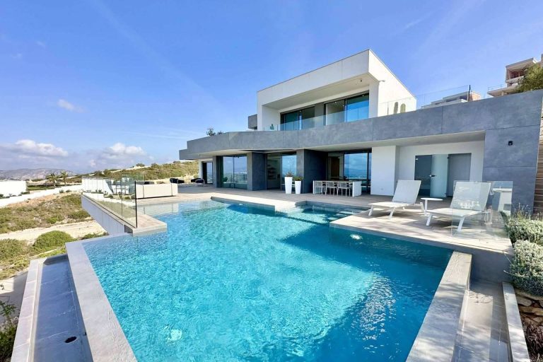 La villa de lujo en Cumbre del Sol y sus ventajas, con Dinhjelper-Realestate