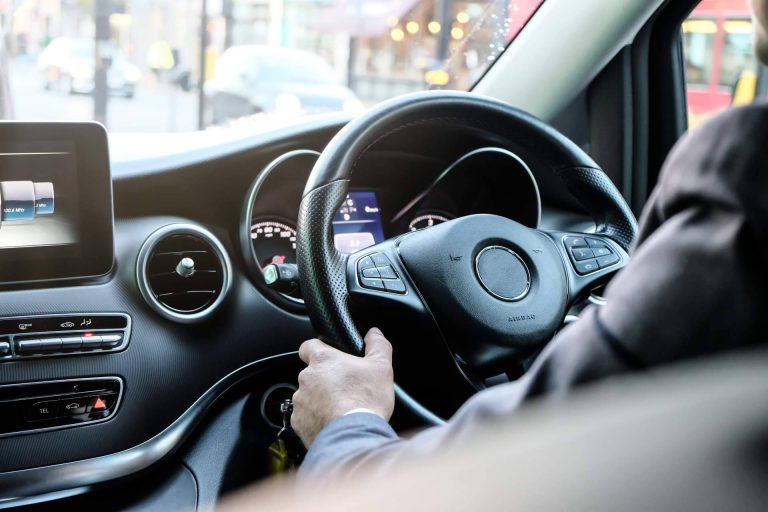 Experiencia de lujo en traslados por la isla con Transfer Ibiza