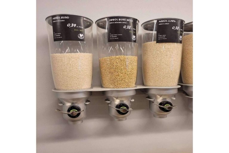 El metacrilato a medida de Equipotutienda es un accesorio muy versátil adaptable a cualquier comercio