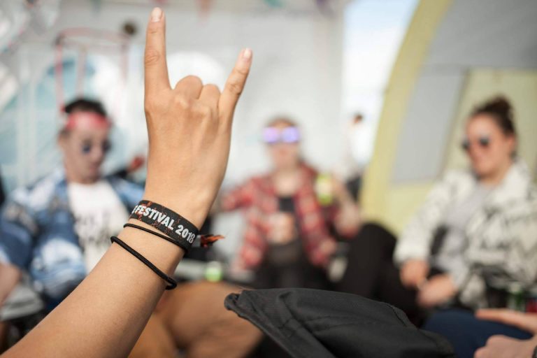 El diseño de pulseras de tela personalizadas de Pulseras para Discotecas