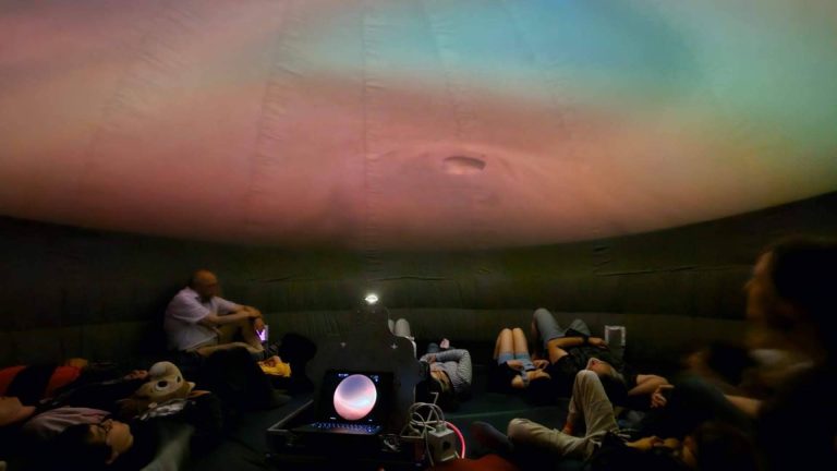 Un planetario portátil para disfrutar del espacio sin salir del cole