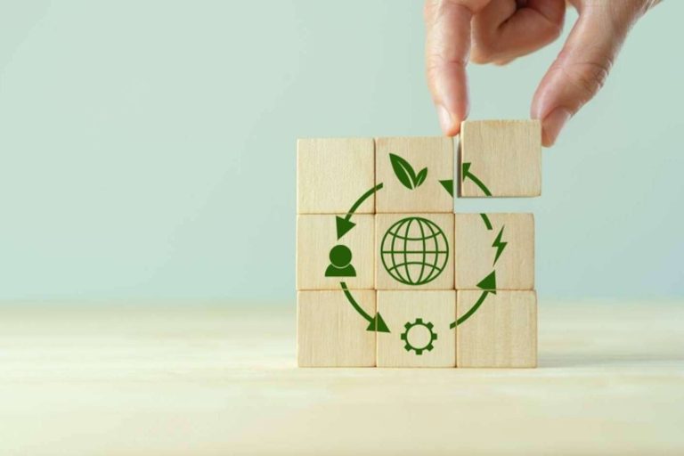 El impacto socioeconómico de la transición a energías renovables en economías emergentes