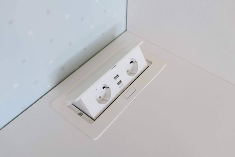 Guijarro Hermanos ofrece suministros de energía y torretas elevables para encima de la mesa