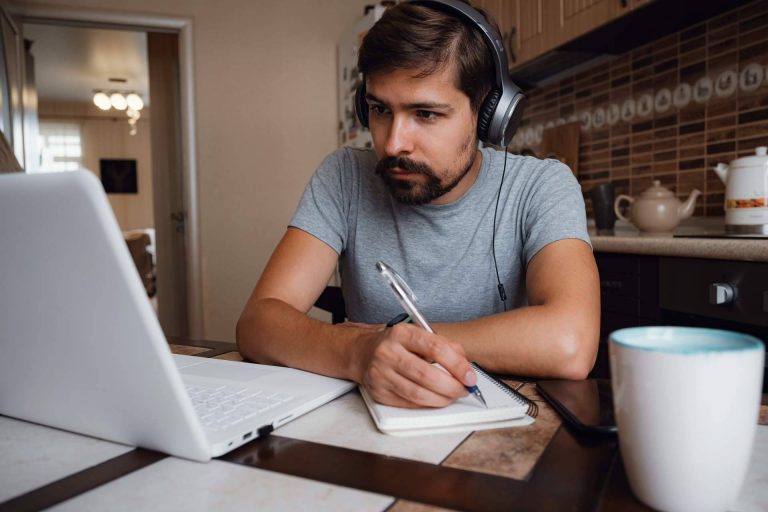 Aprendizaje en línea sin límites con Desarrollo Web Total y sus aulas virtuales personalizadas