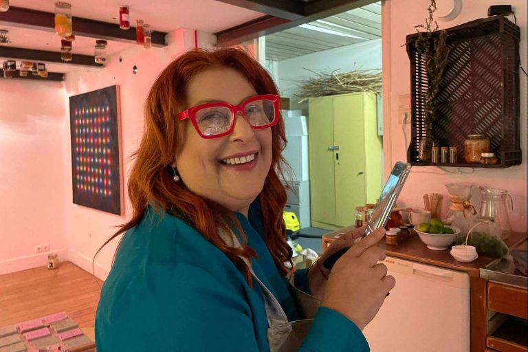 Ámsterdam; Andreina Fuentes Angarita participa en la experiencia inmersiva 'Uitmelken; Harvesting Money'