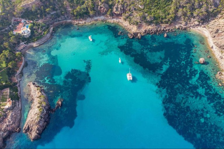 Ibiza en otoño; llegar a los distintos planes con Alpha VIP Transfer