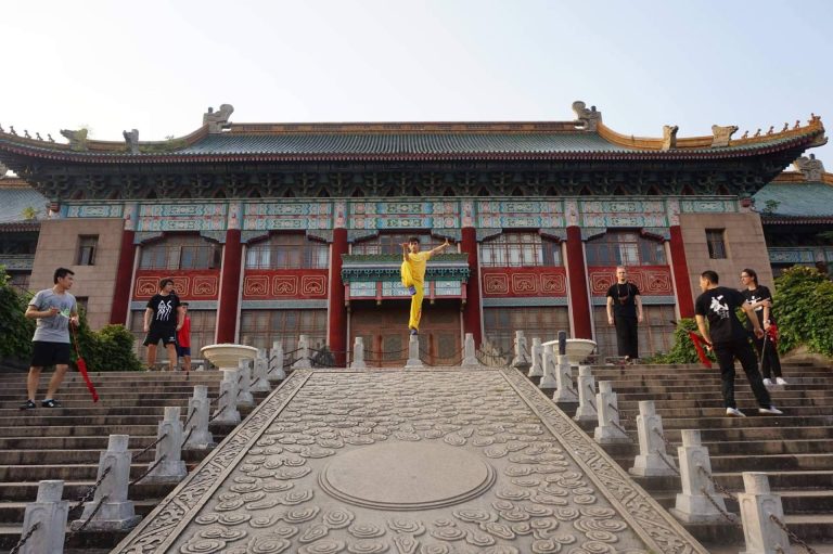 El taichí ayuda a prevenir y a mitigar enfermedades degenerativas o crónicas como osteoporosis, Párkinson o estrés