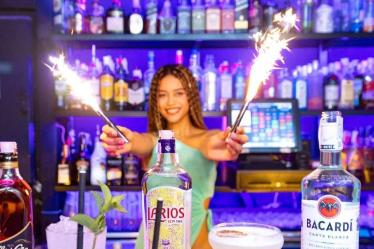 Espit Chupitos, una sala en Madrid en la que disfrutar con los amigos de más de 600 chupitos