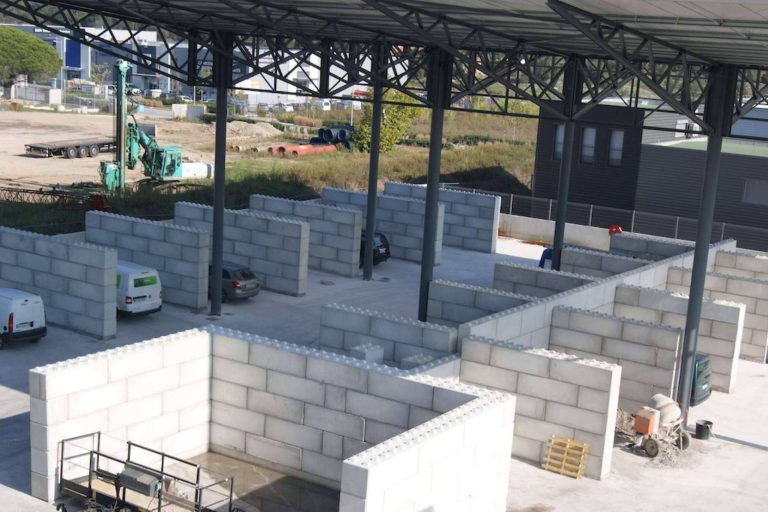 Producción de moldes de bloques de hormigón, con la compañía Betonblock