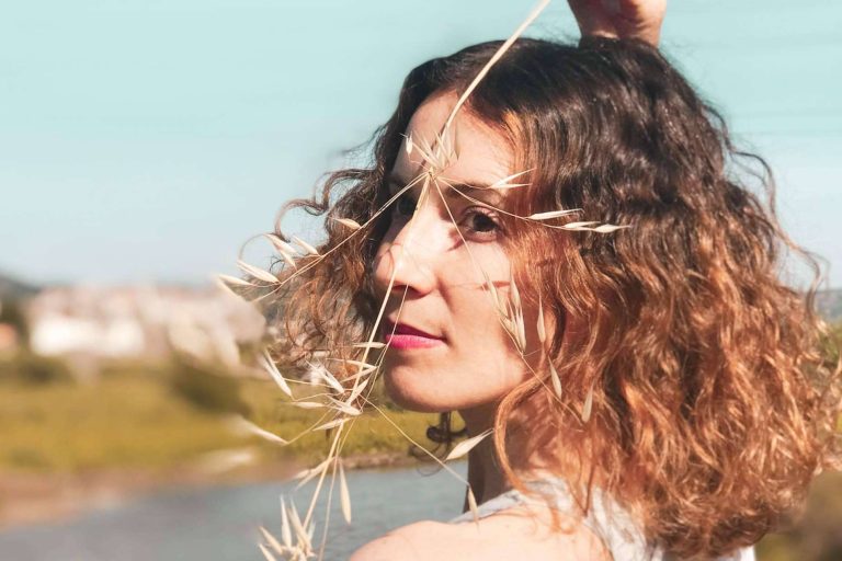 Silvia Ahora orienta sobre bienestar, minimalismo y desarrollo personal en su canal de YouTube