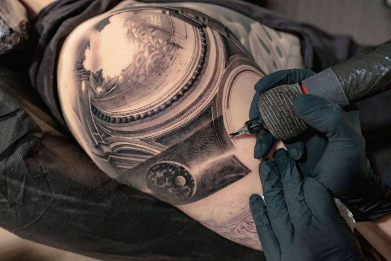 ¿Cómo se trabaja el realismo tatuajes brazo entero hombre sin dañar la piel? Lo enseña Habbility