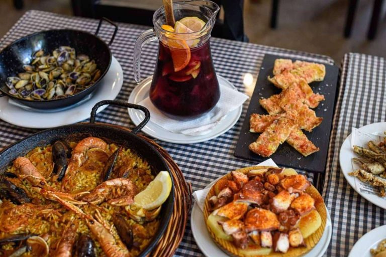 En La Barceloneta, el restaurante Pasa Tapas ofrece variedad de tapas y brasa