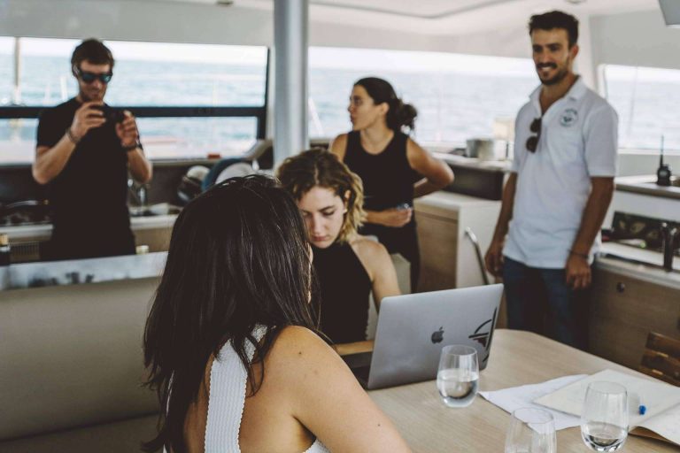 Alquilar un barco para tener un evento de empresa con Sondevela