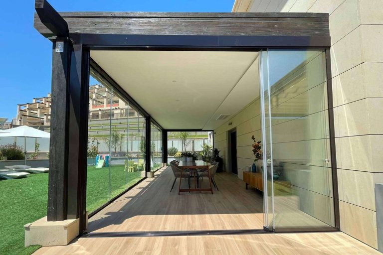 Las cortinas de cristal Airclos son una de las opciones cada vez más favoritas de los interioristas