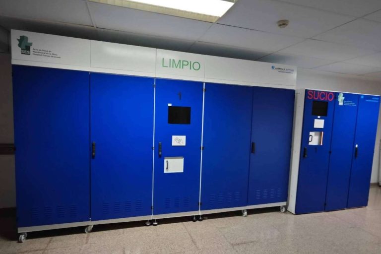 Prendas laborales como uniformes con la dispensadora automática de La Fábrica de Software