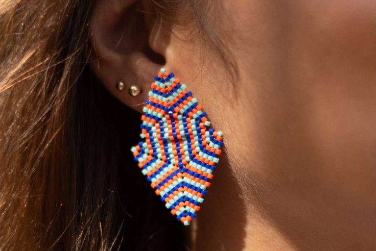 El impacto de piezas coloridas en verano con la joyería artesanal colombiana y los bolsos wayuu