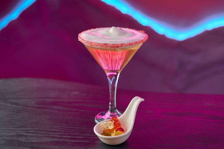 La nueva decoración de La Caza Endulzada crea un espacio mágico de coctelería, brunch y tardeos