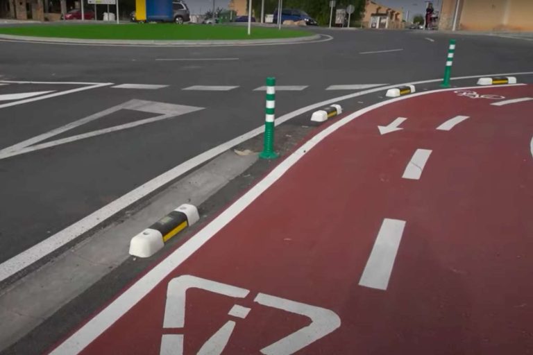 En la ciudad de Cartagena, Abadecom fue el encargado del suministro de separador de carril bici fotoluminiscente