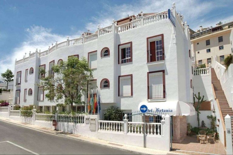 ¿Cómo encontrar un alojamiento Benalmádena situado a tan solo 150 metros de la playa? Hotel Betania