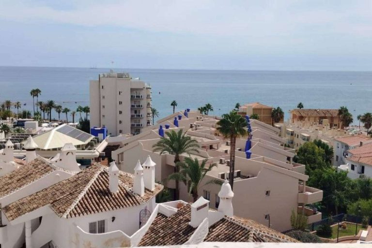 Qué espacios y servicios ofrece el Hotel Betania en Benalmádena Costa