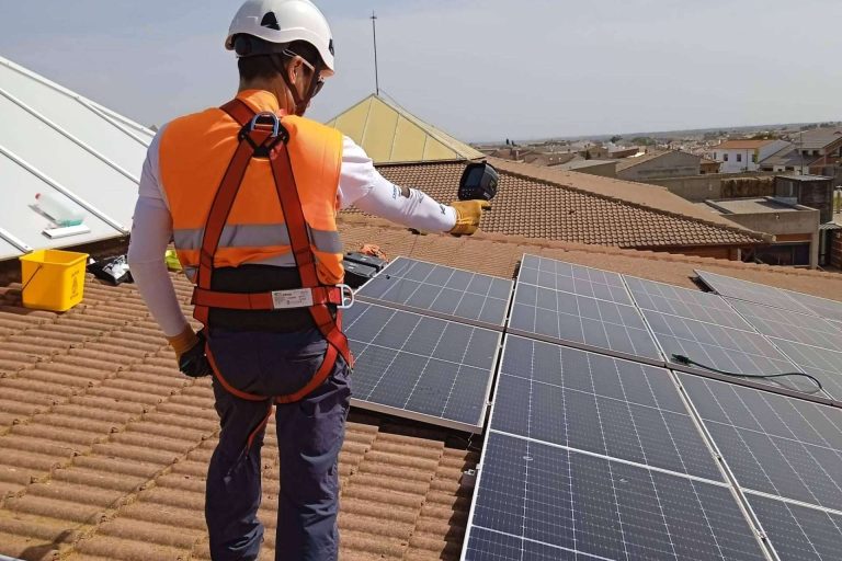 Mantenimiento de instalaciones fotovoltaicas, con Sunners
