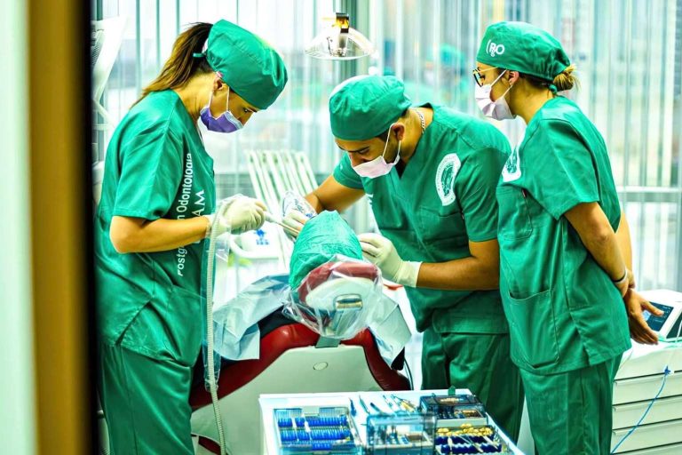 Estudiar un postgrado brinda muchas ventajas a un odontólogo