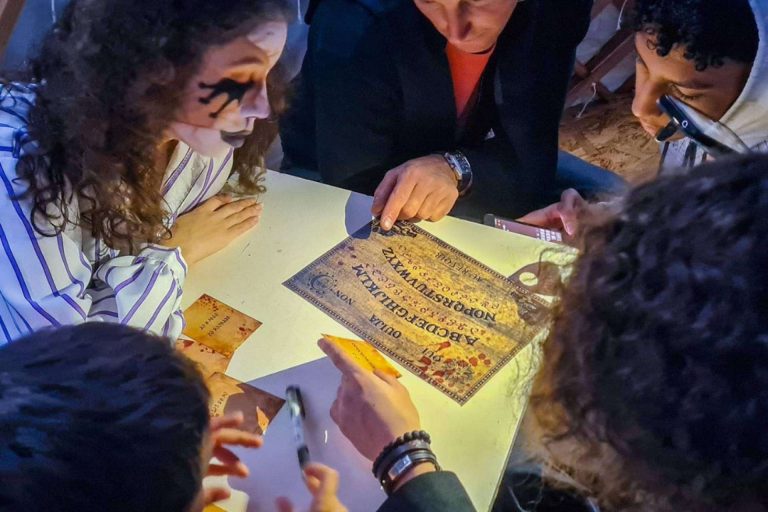 Realizar un escape room en casa, uno de los tantos planes ideales para celebrar este Halloween