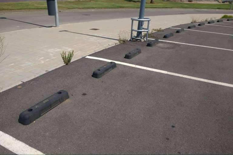 Abadecom contribuye a la economía circular con su tope de parking de plástico reciclado