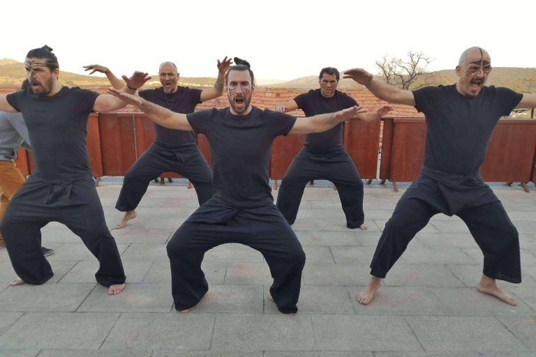 La haka revoluciona las dinámicas de team building; de la tradición maorí a la sala de juntas