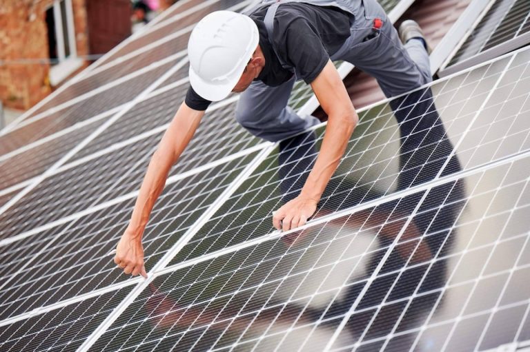 La inclusión de energía fotovoltaica en comunidades de vecinos con Envoltia