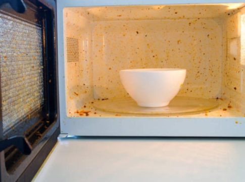 Consejos de la OCU para mantener limpio tu microondas. ¡Es fácil y rápido! Consejos de la OCU para mantener limpio tu microondas. ¡Es fácil y rápido!