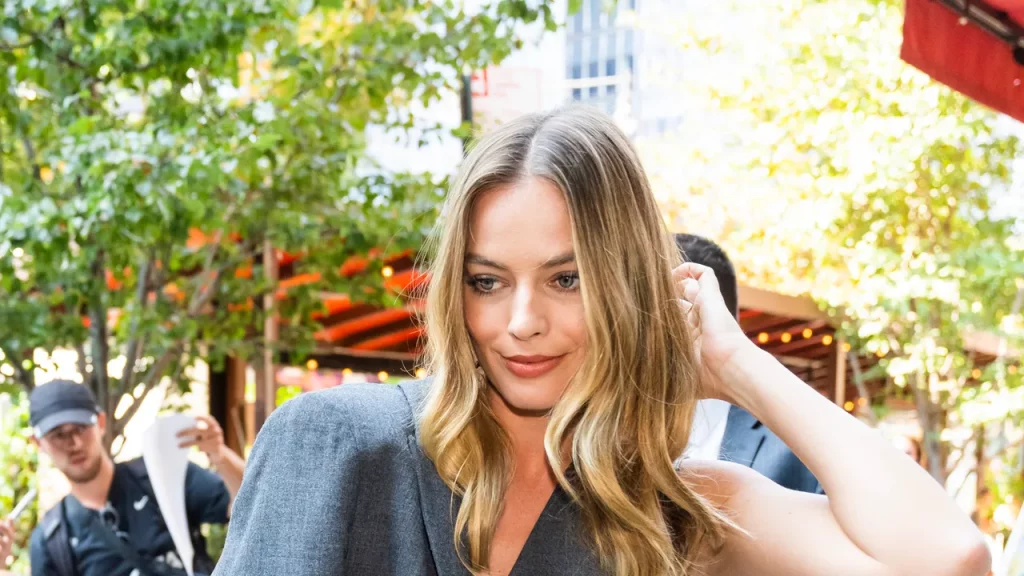 ¿Cómo se puede combinar este traje de tres pizas de Mango?