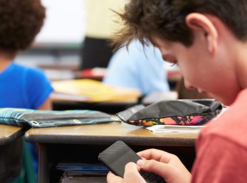 España implementa la protección de menores ante los riesgos de las redes sociales