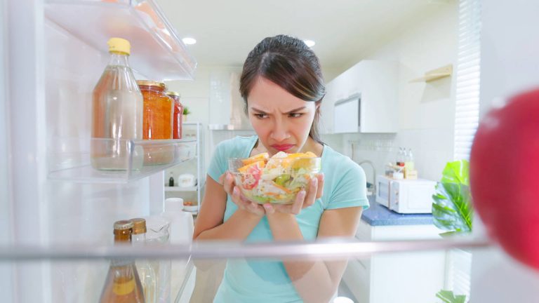 La OCU advierte cómo debes calentar la comida cocinada de supermercado