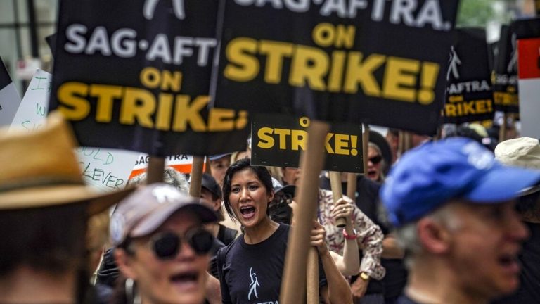 Los guionistas presionan a los estudios para terminar la huelga de actores