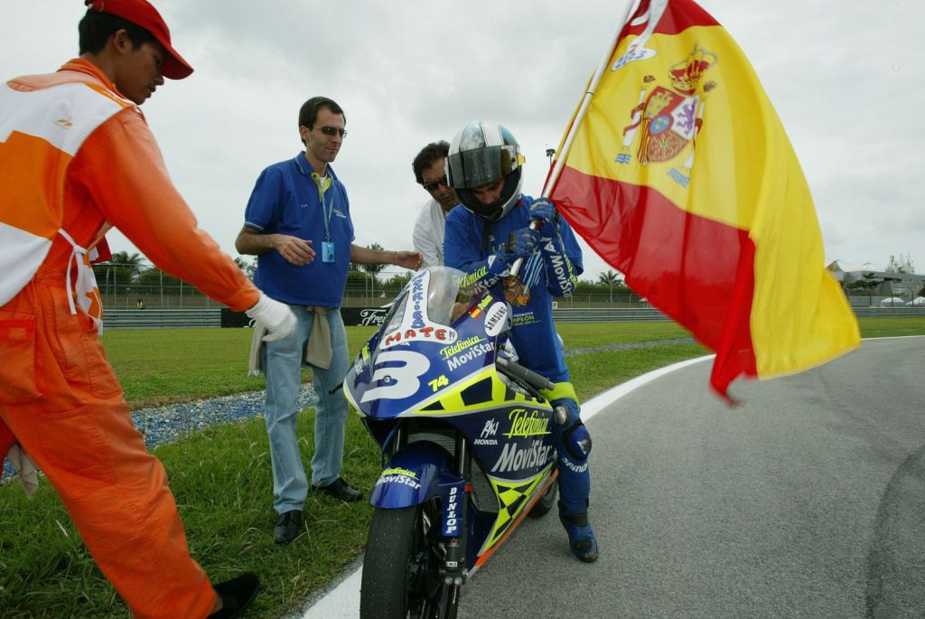 Diecinueve años del título de 250c.c. de Dani Pedrosa, el piloto más joven en conseguirlo 2 2003 dani campeon4 foto repsol2