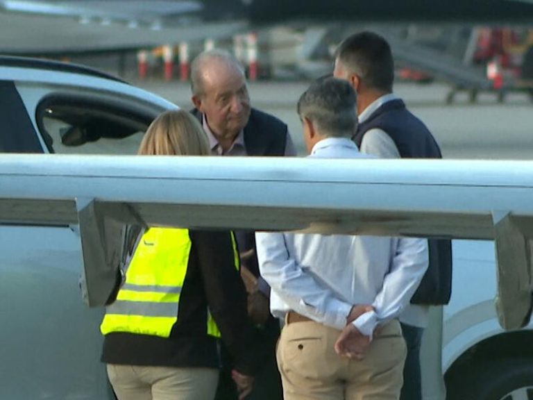El Rey Juan Carlos, su agilidad en el aeropuerto de Vigo en su 'adiós' más agridulce a España