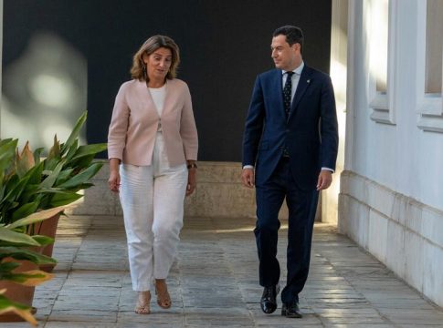 El presidente de la Junta de Andalucía, Juanma Moreno (d) y la vicepresidenta tercera del Gobierno y ministra para la Transición Ecológica y el Reto Demográfico en funciones, Teresa Ribera (i), en su reunión en San Telmo
