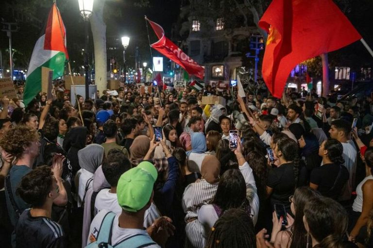 Unas 500 personas protestan ante la sede de la UE en Barcelona contra el 