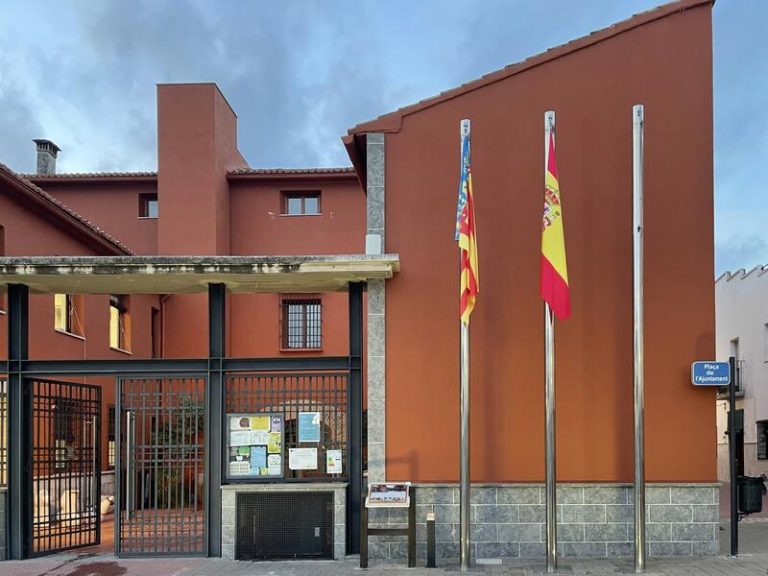 Un ayuntamiento de Valencia retira la bandera de la UE por el apoyo de la Comisión a los 