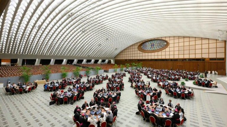 El Sínodo de los Obispos aboga por que la Iglesia escuche a las víctimas de abusos y se comprometa 