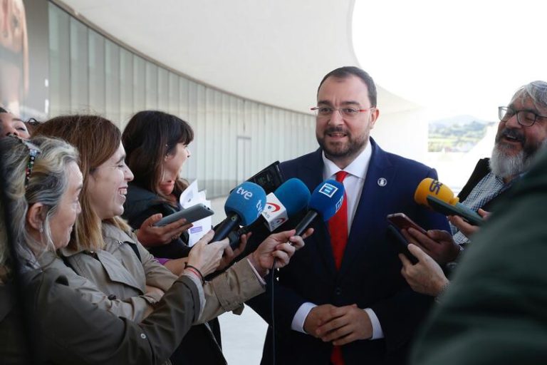 Barbón afirma que Asturias será solidaria con la acogida de migrantes y lamenta la ofensiva de la extrema derecha