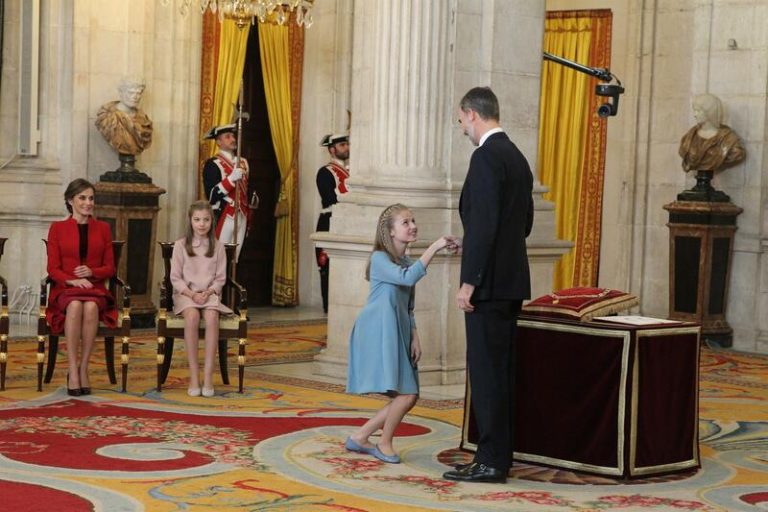 La Princesa Leonor solo hablará mañana en el segundo acto en Palacio, donde recibirá el collar de Carlos III